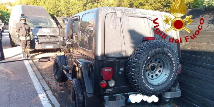 Abbiadori: a fuoco un’autovettura, sul posto i vigili del fuoco