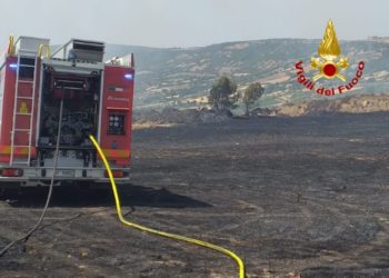 I vigili del fuoco di Mandas hanno salvato un mangimificio investito da un incendio di vegetazione e macchia mediterranea a Serri