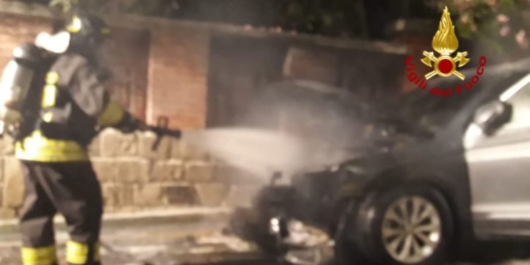 Dolianova: a fuoco un’auto, sul posto i vigili del fuoco