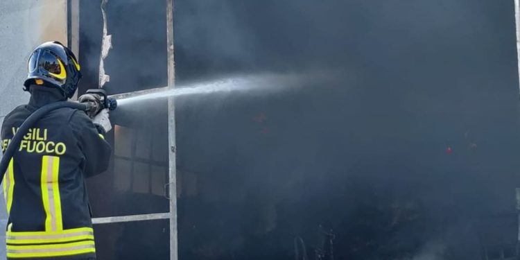 Putifigari: incendio in un fienile