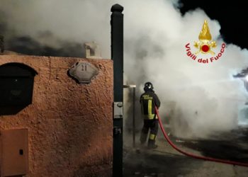 Decimomannu: a fuoco un autocarro, sul posto i vigili del fuoco