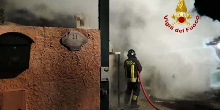 Decimomannu: a fuoco un autocarro, sul posto i vigili del fuoco