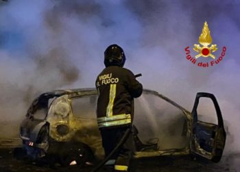 Incendi di auto e vegetazione: vigili del fuoco in azione a Cagliari, Elmas e Quartu Sant’Elena