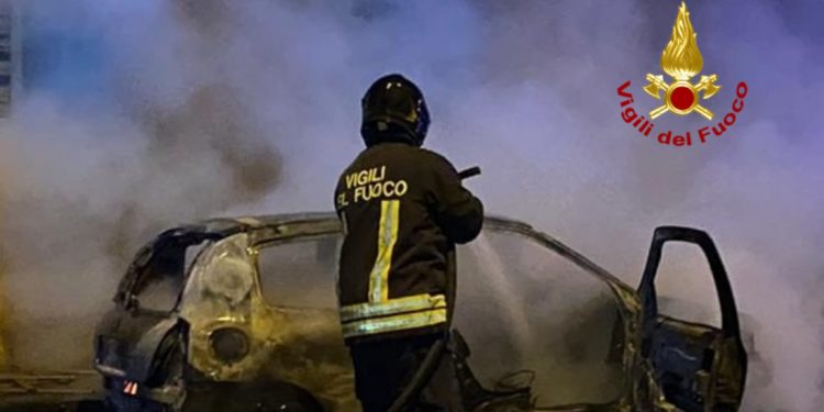 Incendi di auto e vegetazione: vigili del fuoco in azione a Cagliari, Elmas e Quartu Sant’Elena