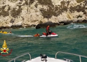 I vigili del fuoco di Cagliari hanno soccorso e recuperato un canoista in difficoltà nella “Grotta dei Colombi”