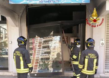 Deflagrazione con a seguito un principio incendio nell’ingresso di un’attività commerciale di Cagliari