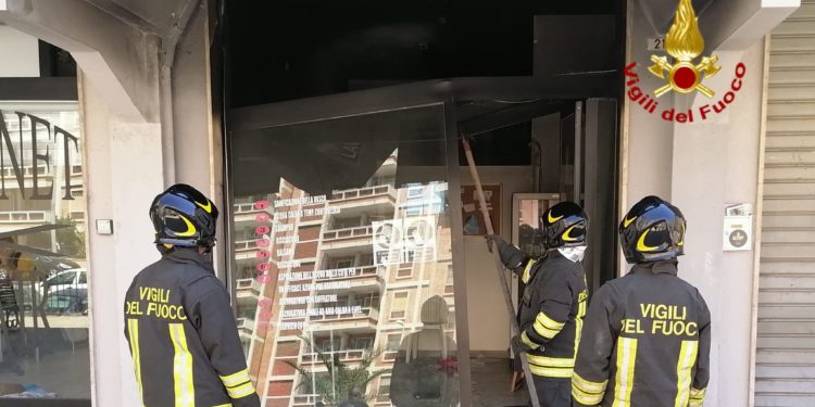 Deflagrazione con a seguito un principio incendio nell’ingresso di un’attività commerciale di Cagliari