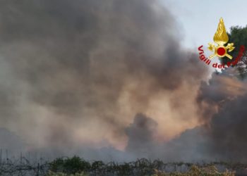 Vasto incendio in due terreni privati a Maracalagonis, coinvolti dalle fiamme automezzi da lavoro, mezzi agricoli, veicoli e vegetazione