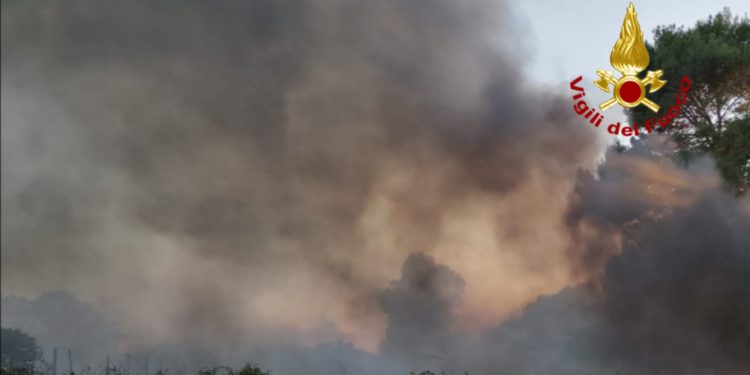 Vasto incendio in due terreni privati a Maracalagonis, coinvolti dalle fiamme automezzi da lavoro, mezzi agricoli, veicoli e vegetazione