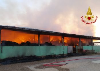 Siliqua: a fuoco il fienile di un’azienda agricola, sul posto i vigili del fuoco