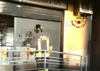 Principio d’incendio in una pizzeria a Sestu, sul posto vigili del fuoco e agenti della Polizia di Stato