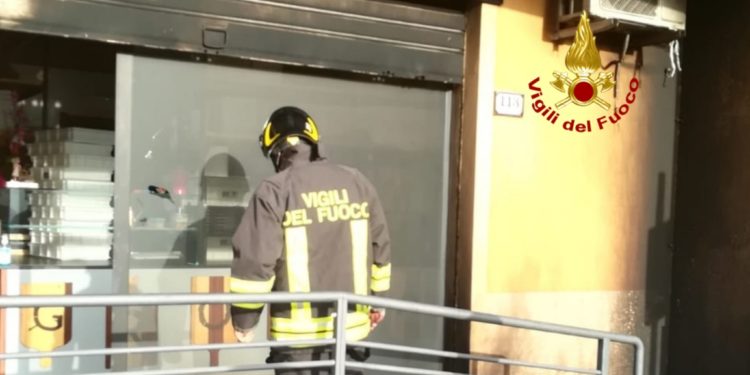 Principio d’incendio in una pizzeria a Sestu, sul posto vigili del fuoco e agenti della Polizia di Stato
