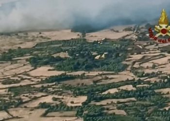 Vasto incendio nelle campagne di Macomer, in azione 3 Canadair e 5 elicotteri