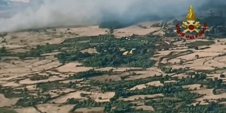 Vasto incendio nelle campagne di Macomer, in azione 3 Canadair e 5 elicotteri