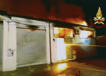Vasto incendio nella notte, a Monserrato, in un capannone adibito a deposito alimentare e parzialmente ad un deposito adiacente per le onoranze funebri