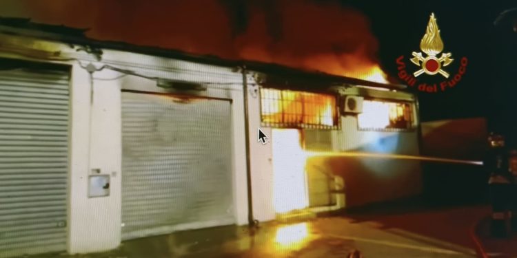 Vasto incendio nella notte, a Monserrato, in un capannone adibito a deposito alimentare e parzialmente ad un deposito adiacente per le onoranze funebri