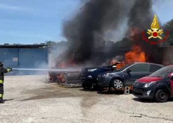 Incendio di auto in sosta in un parcheggio esterno ad un’officina meccanica di Quartu