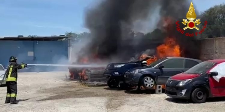 Incendio di auto in sosta in un parcheggio esterno ad un’officina meccanica di Quartu