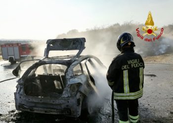 Incendio su un’auto in transito a Quartu Sant’Elena, i vigili del fuoco sul posto hanno spento le fiamme e messo in sicurezza la sede stradale