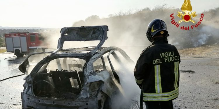 Incendio su un’auto in transito a Quartu Sant’Elena, i vigili del fuoco sul posto hanno spento le fiamme e messo in sicurezza la sede stradale