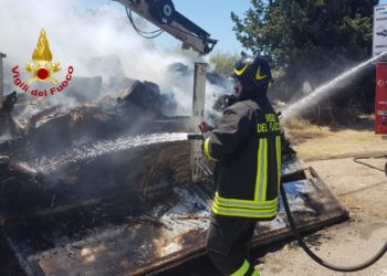 Cagliari: incendio di un autocarro in transito, i vigili del fuoco hanno evitato la propagazione delle fiamme all’intero automezzo