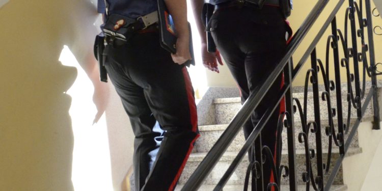 I carabinieri di Pirri hanno imposto ad un 50enne cagliaritano l’allontanamento dalla casa familiare ed il divieto di avvicinamento alle persone offese e ai luoghi da queste frequentati