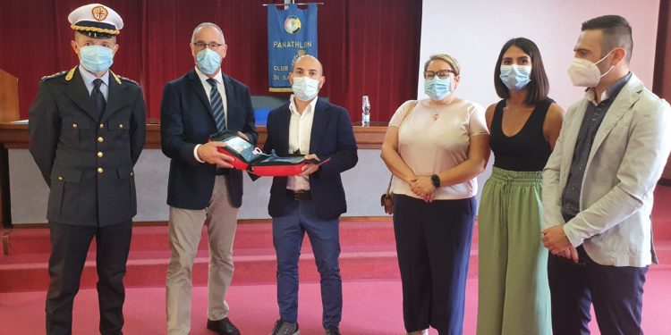Nord Sardegna cardioprotetto: gli infermieri donano un defibrillatore al comune di Sassari