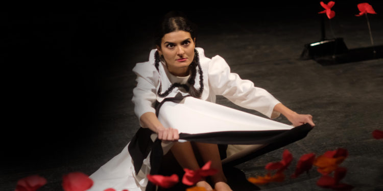 Al Teatro delle Saline, AnfiteatroSud, con la regia di Susanna Mameli, propone “S’Accabadora”, atto unico ispirato a “Le serve” di Genet