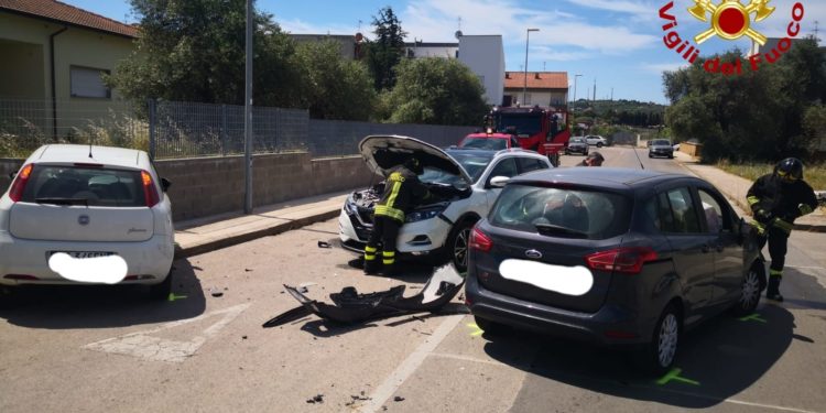 Li Punti: incidente stradale in via Onida, sul posto i vigili del fuoco