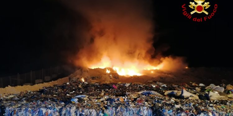 Sassari: incendio nella discarica di Scala Erre, sul posto i vigili del fuoco