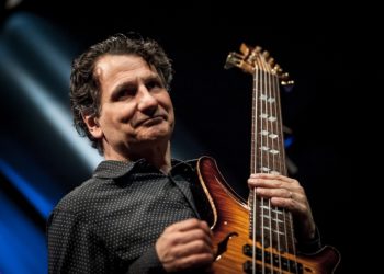Il trio del bassista John Patitucci con Chris Potter al sax e Brian Blade alla batteria in concerto questa sera a Capoterra per Forma e Poesia nel Jazz