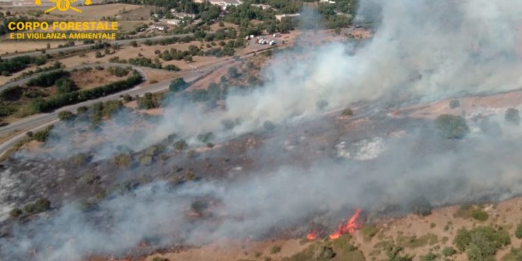 Incendio a Nuoro, sul posto il Corpo forestale