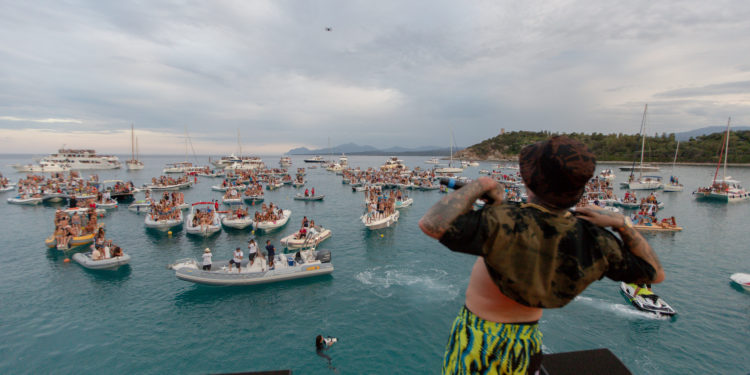 Incredibile successo per il grande evento in mezzo al mare di Cugnana, con Salmo e Bob Sinclair