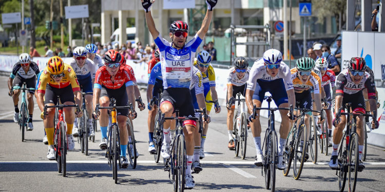 Diego Ulissi trionfa anche a Cagliari e ad una giornata dal termine è sempre leader della classifica, domani a Cagliari il gran finale