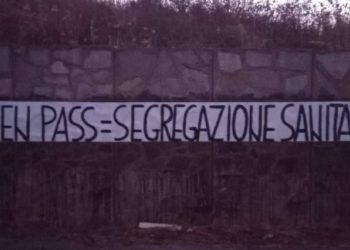 Green Pass, striscioni di CasaPound in tutta Italia: «Scelta folle, è segregazione sanitaria”