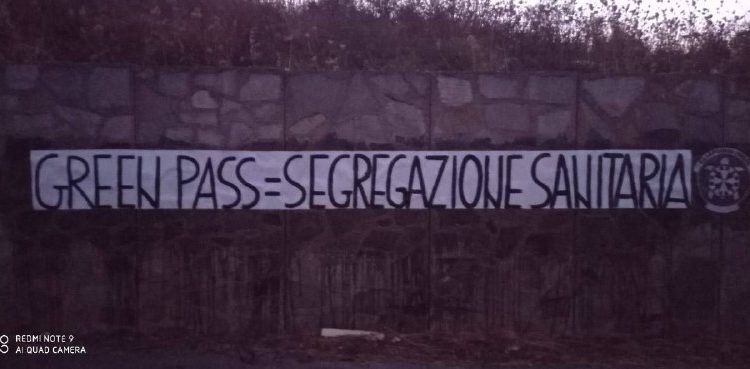 Green Pass, striscioni di CasaPound in tutta Italia: «Scelta folle, è segregazione sanitaria”