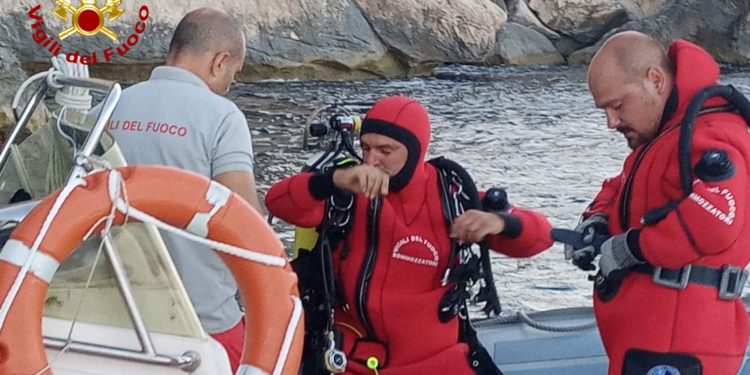 Sono in corso nelle acque di Cala Luna le ricerche di un subacqueo di cui si sono perse le tracce
