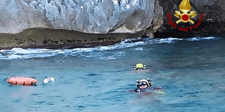 Sono in corso nelle acque di Cala Luna le ricerche di un subacqueo di cui si sono perse le tracce
