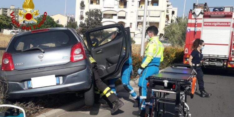 Una squadra di pronto intervento dei vigili del fuoco è intervenuta intorno alle 17.30 in via Fiume, a Quartu Sant’Elena, per un incidente stradale