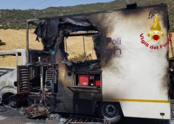 Un autocarro ha preso fuoco sulla SS 125, sul posto i vigili del fuoco di Cagliari e di San Vito, gli agenti della Polizia stradale di Muravera e l’Anas