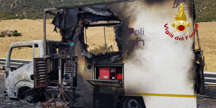 Un autocarro ha preso fuoco sulla SS 125, sul posto i vigili del fuoco di Cagliari e di San Vito, gli agenti della Polizia stradale di Muravera e l’Anas