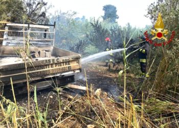 Incendio di un autocarro e vegetazione a San Sperate, i vigili del fuoco hanno spento le fiamme e messo in sicurezza l’area circostante