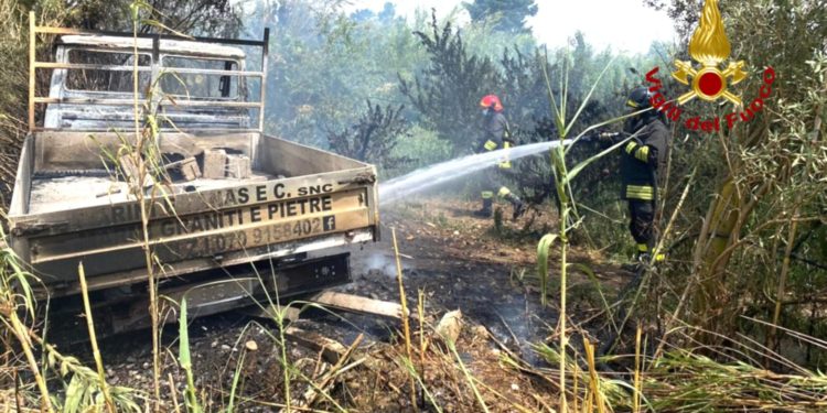 Incendio di un autocarro e vegetazione a San Sperate, i vigili del fuoco hanno spento le fiamme e messo in sicurezza l’area circostante