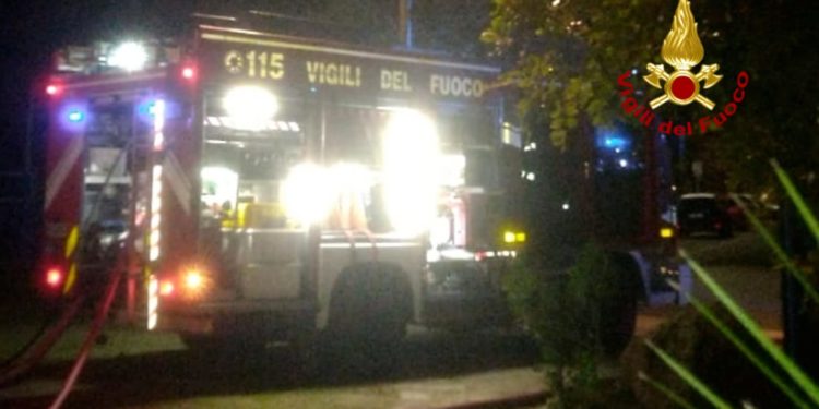 Siliqua: a fuoco il fienile di un’azienda agricola, sul posto i vigili del fuoco