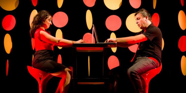 “Perdutamente innamorati o quasi”: il brillante cabaret della compagnia Origamundi alle Saline