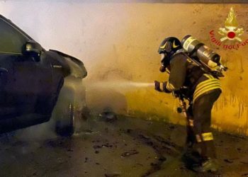 Tortolì: a fuoco tre auto a Porto Frailis, sul posto i vigili del fuoco
