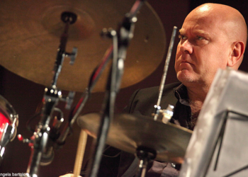 Il batterista Roberto Gatto aprirà, l’11 agosto a Costa Paradiso, il 21° festival “Musica sulle Bocche”