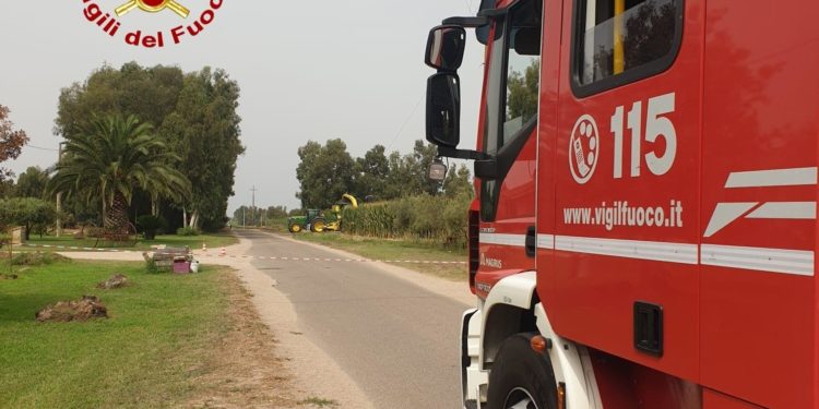 Arborea, cade un palo dell’alta tensione nella strada 2 ovest: intervengono i vigili del fuoco