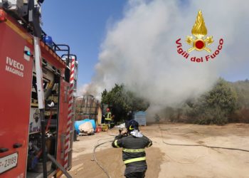 Baia Sardinia: a fuoco un magazzino di un ristorante, intervengono i vigili del fuoco
