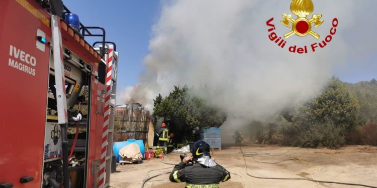 Baia Sardinia: a fuoco un magazzino di un ristorante, intervengono i vigili del fuoco